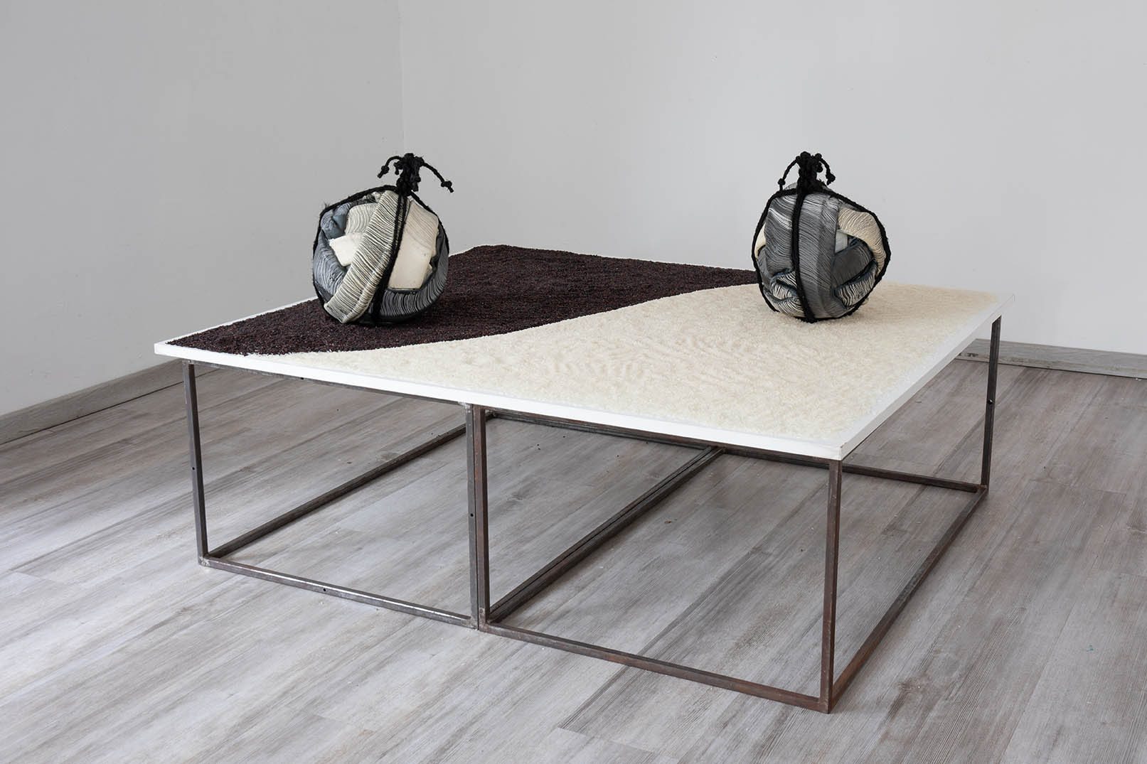 HUSZ Agnes Duality 2021 Installacio 2 Db Tomeishi Keramia Szobor Fekete Es Feher Rizs