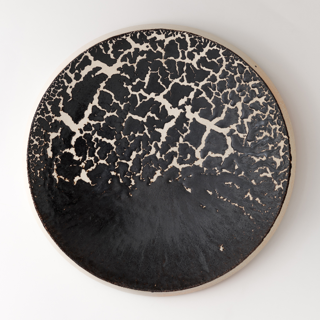 NEMA Julia Fekete Fold Lencse Porcelan Balaton Felvideki Kozetekbol Keszitett Mazzal Fatuzeleses Egetes 1350 C 415x6cm