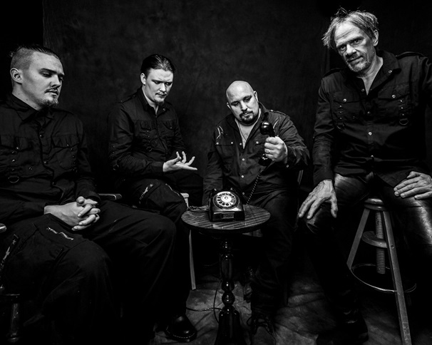 „A Bite My Tongue egy súlyos groove-okra épülő, riffcentrikus, középtempós rocktéma”